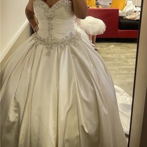 Selling my wedding dress used in November asking 1500 or best offer